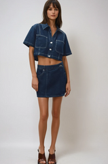 Dunkelblaues Denim-Set mit Knöpfen