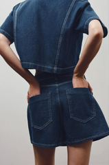 Dunkelblaues Denim-Set mit Knöpfen