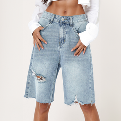 Kniehohe Denim-Shorts mit Used-Look