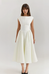 Ärmelloses Kleid mit weitem Rock