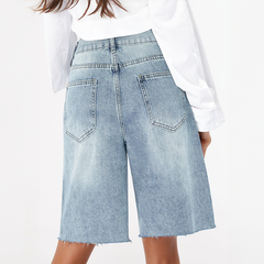 Kniehohe Denim-Shorts mit Used-Look