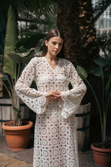 Häkelkleid mit Trompetenärmeln