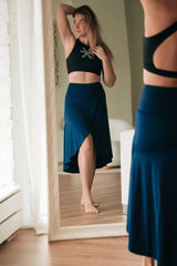 Asymmetrischer Rock mit Shorts