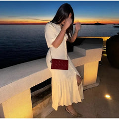 Zweifarbiges Strickkleid mit Knopfleiste