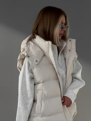 Ärmellose Daunenjacke mit Kapuze