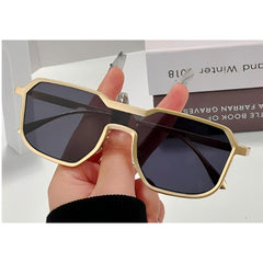 Trendige eckige Sonnenbrille