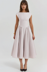 Ärmelloses Kleid mit weitem Rock