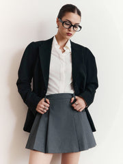 Faltender Minirock im College-Stil