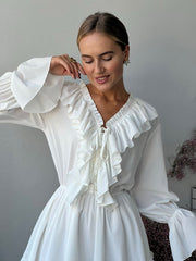 Rüschenkleid mit hohem Kragen