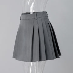 Faltender Minirock im College-Stil