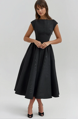 Ärmelloses Kleid mit weitem Rock