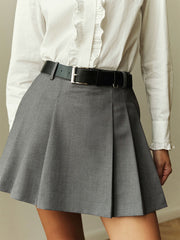 Faltender Minirock im College-Stil