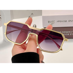 Trendige eckige Sonnenbrille