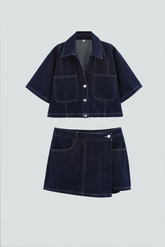 Dunkelblaues Denim-Set mit Knöpfen