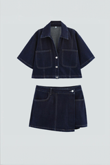 Dunkelblaues Denim-Set mit Knöpfen