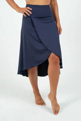 Asymmetrischer Rock mit Shorts