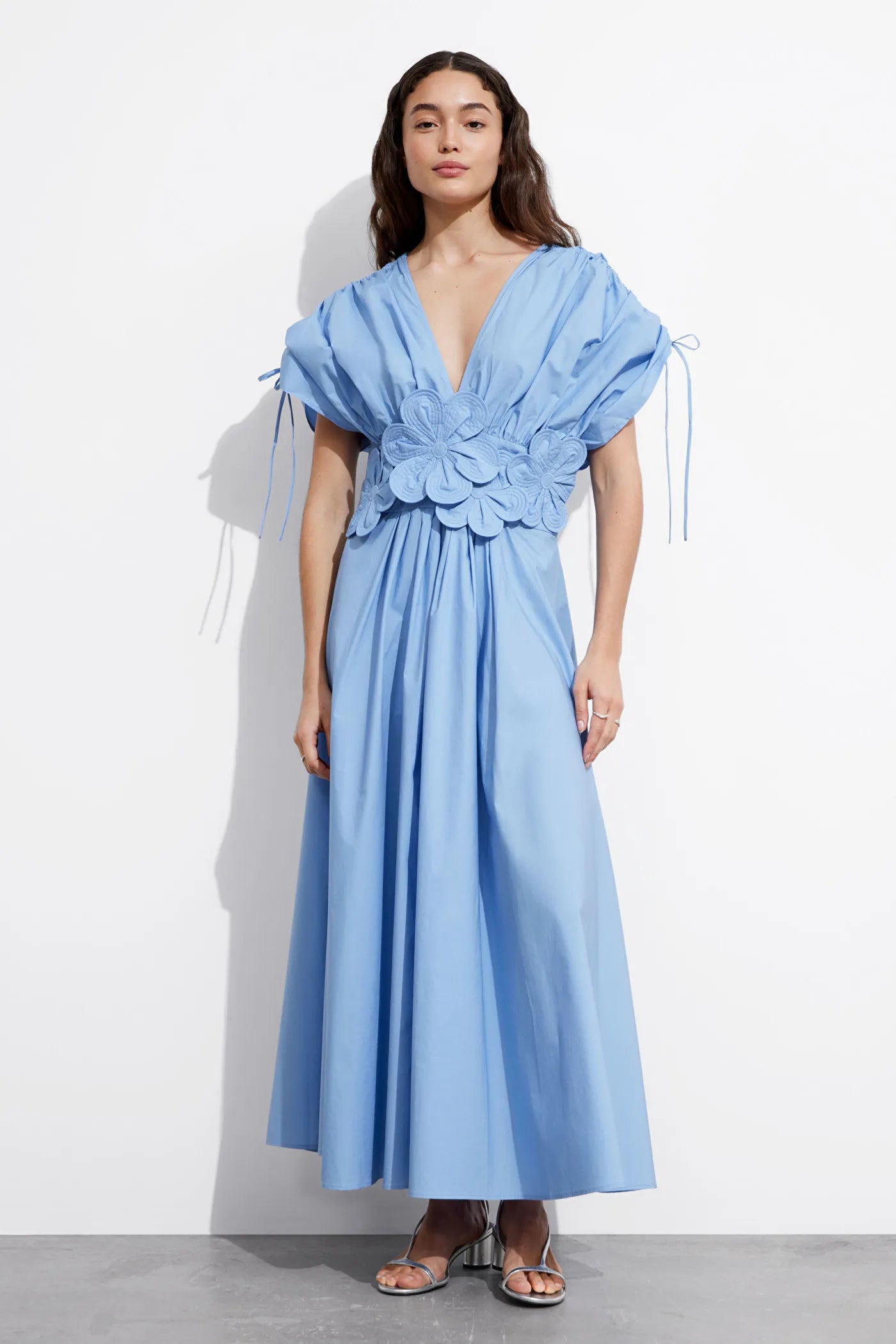Maxi-Kleid mit 3D-Blume und Taillenschleife